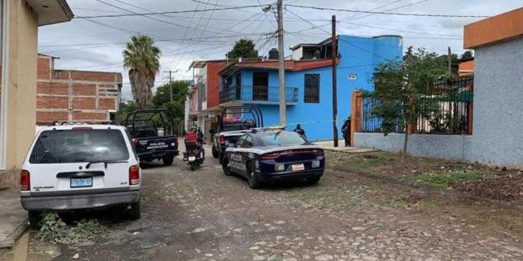 Sicarios ejecutan a tres y hieren a uno en autolavado de Uruapan