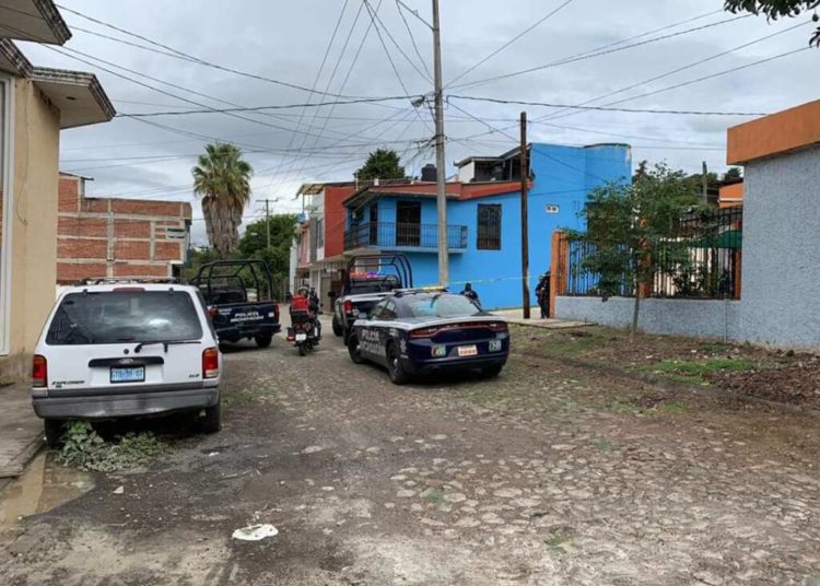Sicarios ejecutan a tres y hieren a uno en autolavado de Uruapan