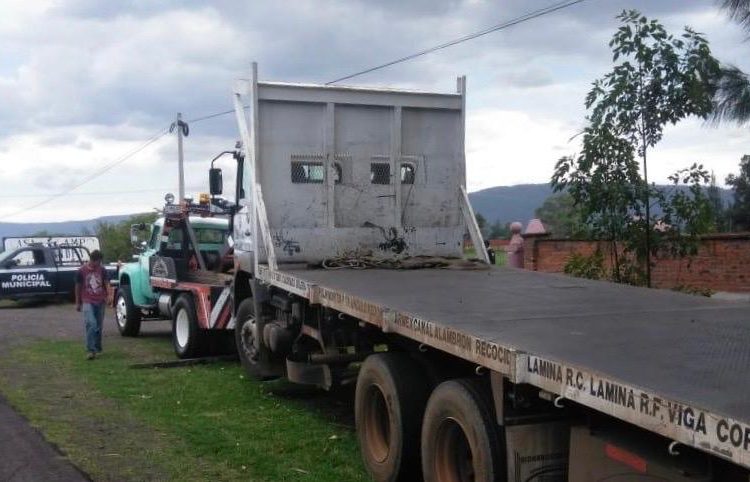 Policía Municipal de Cotija y Guardia Nacional recuperan camión robado con violencia