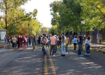 Normalistas continúan protestas en Morelia