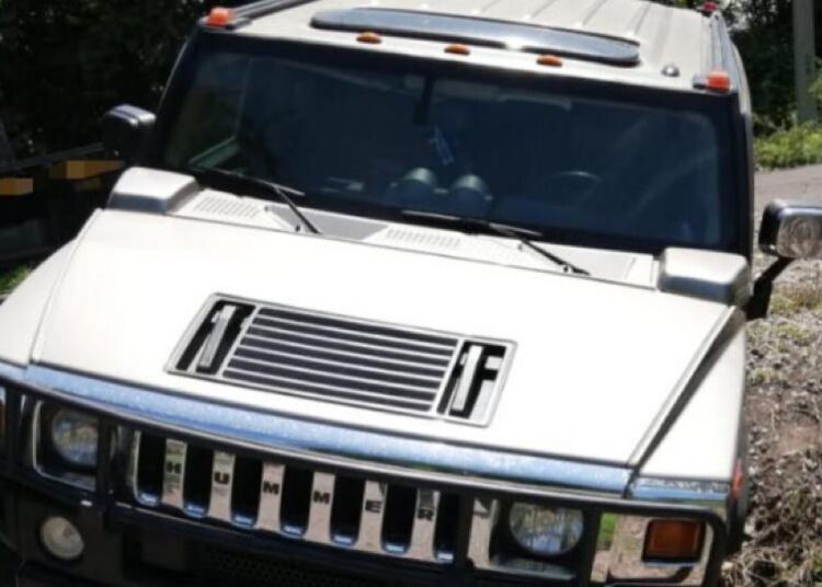 Aseguran Hummer blindada y baleada en Parácuaro