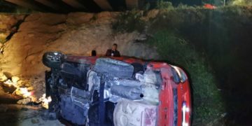 Abandonan vehículo volcado el Periférico de Morelia