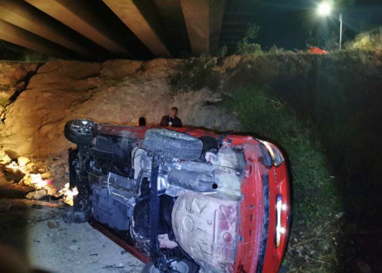 Abandonan vehículo volcado el Periférico de Morelia