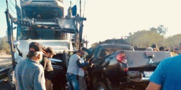 Mueren tres policías tras choque contra tráiler en la Siglo XXI