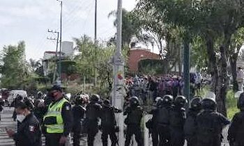 Padres de familia protestan en Casa de Gobierno