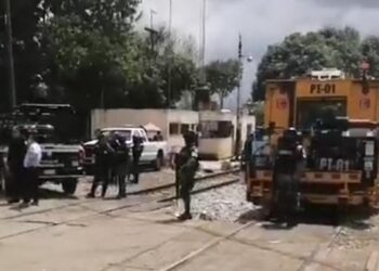 Antimotines desalojan a normalistas que bloquearon vías en Uruapan
