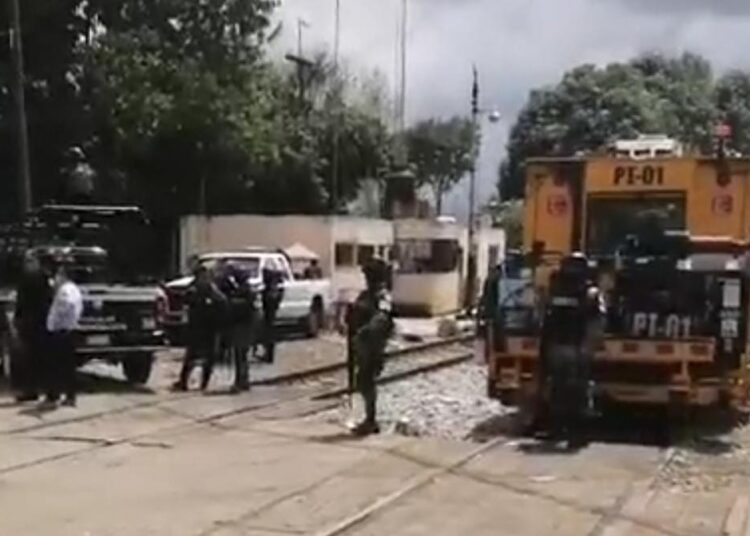 Antimotines desalojan a normalistas que bloquearon vías en Uruapan