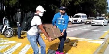 Disidentes de la CNTE bloquean carreteras de Michoacán