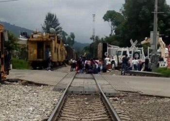 Normalistas bloquean vías férreas en Uruapan