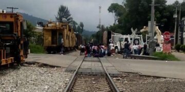 Normalistas bloquean vías férreas en Uruapan