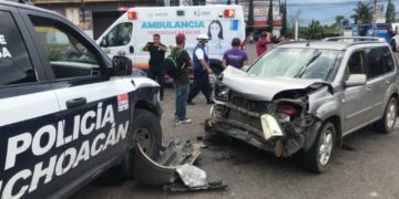 Choca patrulla y vehículos en la Morelia-Pátzcuaro