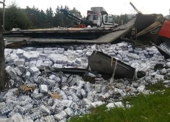 Vuelca tráiler cargado con cerveza en la Morelia-Pátzcuaro