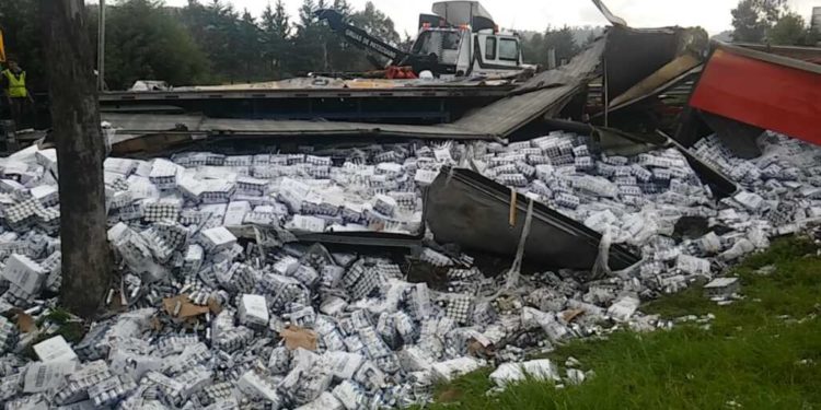 Vuelca tráiler cargado con cerveza en la Morelia-Pátzcuaro