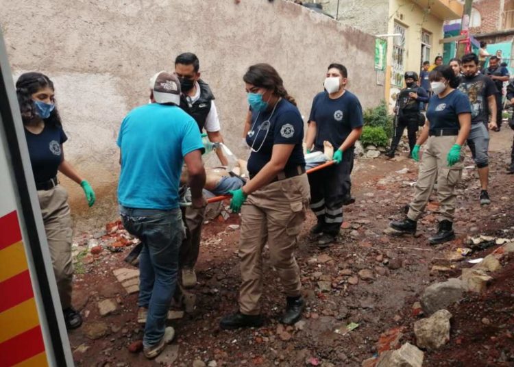 Albañil sufre fuerte descarga eléctrica en Jacona