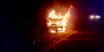 Se incendia automóvil tras choque en la Morelia-Salamanca