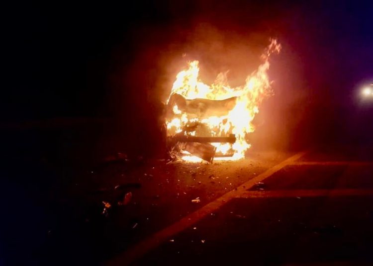 Se incendia automóvil tras choque en la Morelia-Salamanca
