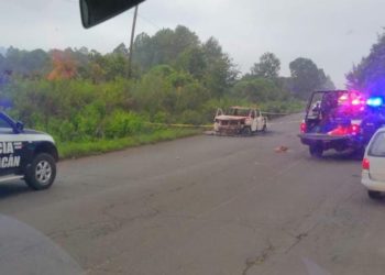 Comando ejecuta a dos hombres y quema camioneta en Tangamandapio