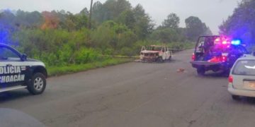 Comando ejecuta a dos hombres y quema camioneta en Tangamandapio