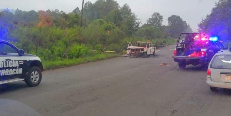 Comando ejecuta a dos hombres y quema camioneta en Tangamandapio