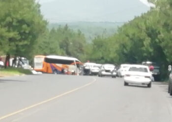 Bloquean indígenas la Uruapan-Carapan
