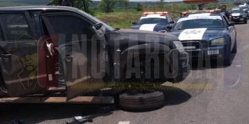 Sicarios chocan con vehículo y huyen con armas en La Piedad