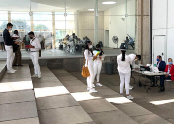Bajo estrictas medidas sanitarias, asignan plazas a pasantes de medicina de UMSNH