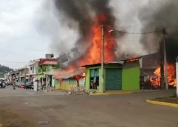 Arden dos comercios y una casa en Uruapan