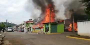 Arden dos comercios y una casa en Uruapan