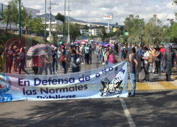 Normalistas marchan en Morelia; exigen plazas automáticas