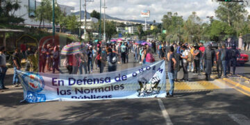 Normalistas marchan en Morelia; exigen plazas automáticas