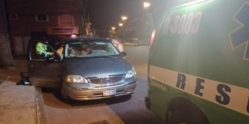 Mujer da a luz en calle de Zamora, tras encontrar cerrada una clínica del IMSS