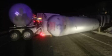 Alarma por volcadura de pipa con amoniaco en la Siglo XXI