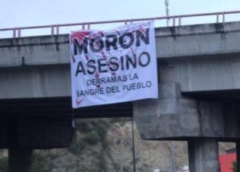 Colocan mantas contra Raúl Morón, en puentes de Morelia