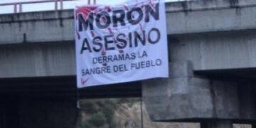 Colocan mantas contra Raúl Morón, en puentes de Morelia
