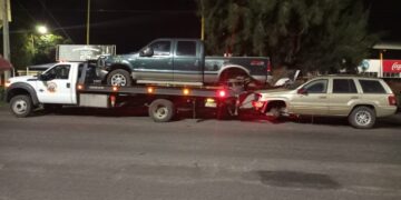Aseguran 14 vehículos y capturan a tres hombres en Cuitzeo
