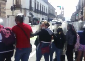Policías repliegan a aspirantes a normalistas en Centro Histórico