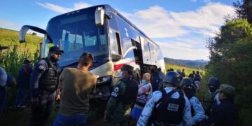 Asaltan autobús con 46 pasajeros en Paracho