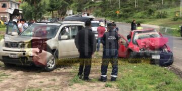 Dos muertos en choque de tráiler y auto en puente de Lago de Cuitzeo