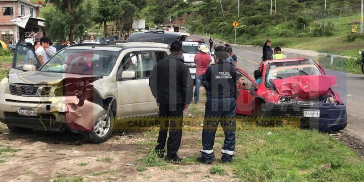 Dos muertos en choque de tráiler y auto en puente de Lago de Cuitzeo