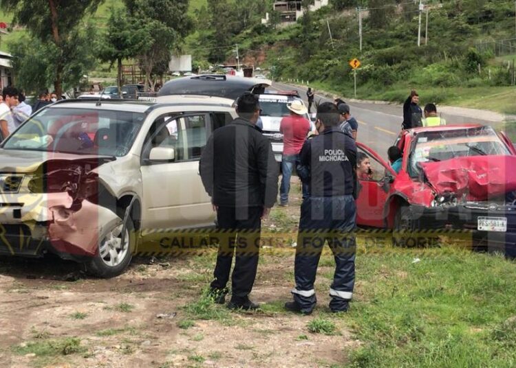 Dos muertos en choque de tráiler y auto en puente de Lago de Cuitzeo