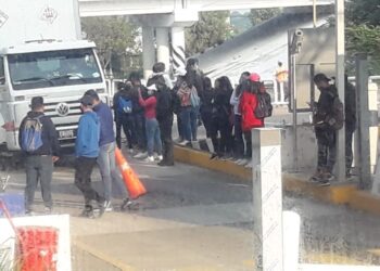 Normalistas toman caseta de Zinapécuaro