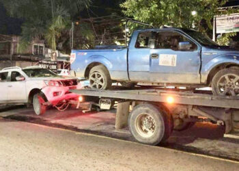 Encuentran 2 cadáveres y 4 camionetas tras enfrentamiento en Coalcomán