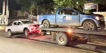 Encuentran 2 cadáveres y 4 camionetas tras enfrentamiento en Coalcomán