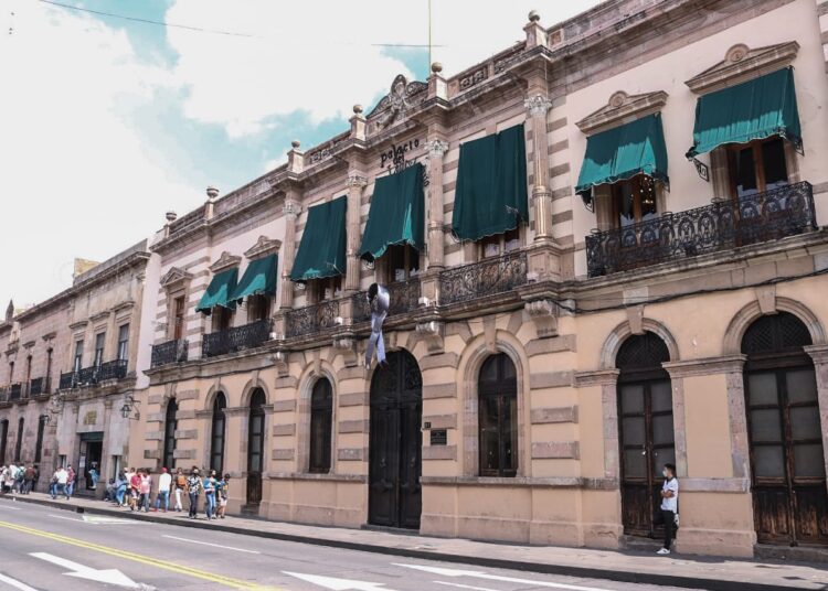 Cae uno con camioneta blindada robada en Apatzingán