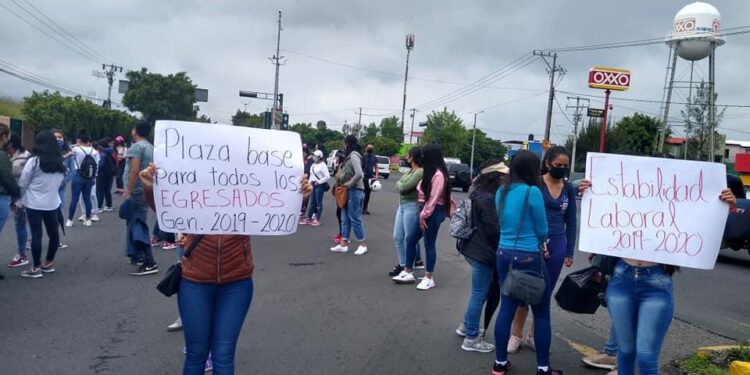 Normalistas marchan otra vez en Morelia