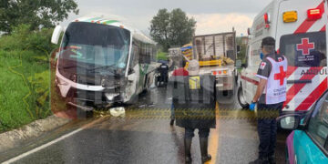 Choca autobús y camioneta en la Zacapu-Carapan