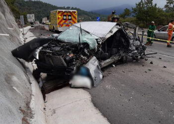 Choque de tráiler y auto deja un muerto en autopista Siglo XXI