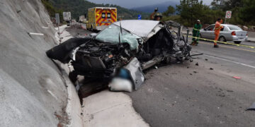 Choque de tráiler y auto deja un muerto en autopista Siglo XXI
