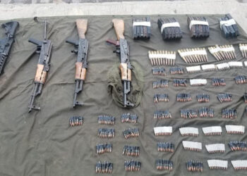 Decomisan arsenal y camioneta a sicarios en Aguililla