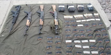 Decomisan arsenal y camioneta a sicarios en Aguililla
